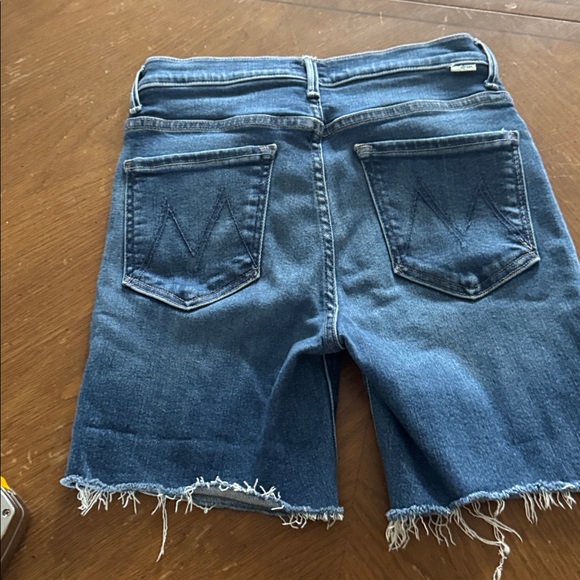 MOTHER The Weekender Fray Denim Shorts Take it Easy Wash Sz 28 6” inseam EUC - Picture 3 of 15